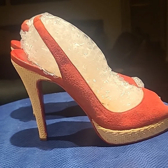 Christian Louboutin heels Sz 38.(#1387)red suede w/ 4.75" heel and 1" platform. - Picture 5 of 17